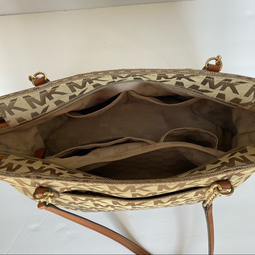 🎉HP🎉 Michael Kors zip monogram Tote bag - Picture 6 of 13